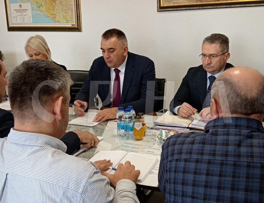 СОКОЛАЦ, 15. ЈАНУАРА /СРНА/ - Министар пољопривреде, шумарства и водопривреде Републике Срспке Саво Минић рекао је да сигурно има значајних показатеља постепеног стабилизовања стања у предузећу "Шуме Српске" у односу на протекла два мјесеца када је било одређених промјена.