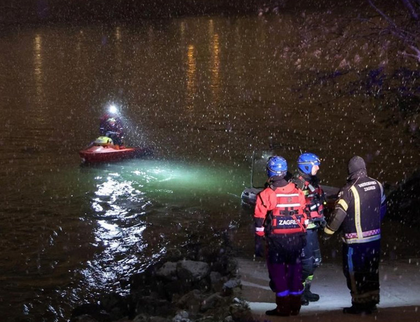 ЗАГРЕБ, 15. ЈАНУАРА /СРНА/ - Полиција и припадници Горске службе спасавања  претражују ријеку Саву и траже дијете које је мајка унијела у ријеку, а користе се и дронови.