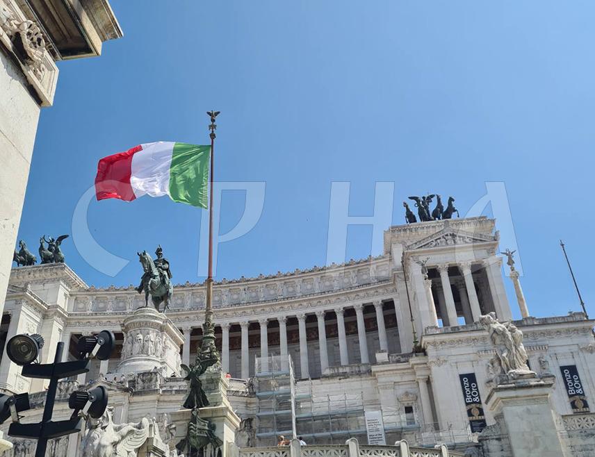 РИМ, 15. ЈАНУАРА /СРНА/ - Јавни дуг Италије премашио је три билиона евра, након још једног повећања забиљеженог у новембру, наводи се у подацима које је објавила "Банка д`Италија".