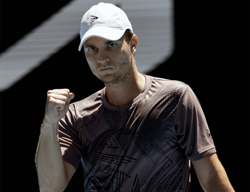 МЕЛБУРН, 16. ЈАНУАРА /СРНА/ - Српски тенисер Миомир Кецмановић пласирао се у треће коло Аустралијан опена, побједивши фаворизованог Пољака Хуберта Хуркача 3:0 у сетовима /6:4, 6:4, 6:2/.