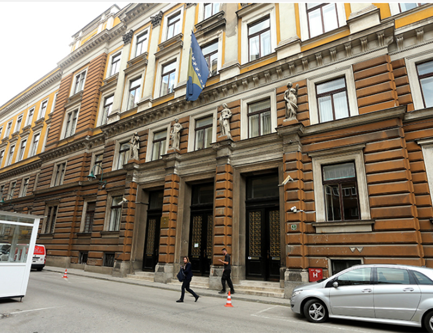 САРАЈЕВО, 16. ЈАНУАРА /СРНА/ - Кантонални суд у Сарајеву потврдио је оптужницу против Хамзе Мусића, Муамера Ченгића и Емира Хашимбеговића због незаконите купопродаје страних валута чиме су оштетили Сбербанку, а себи прибавили корист од 1.082.361КМ.