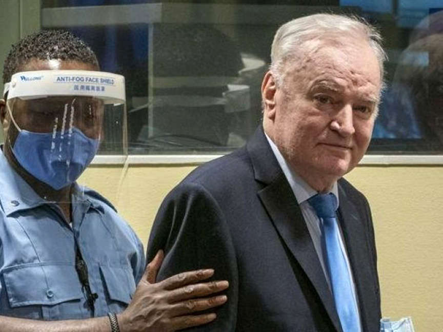 БЕОГРАД, 16. ЈАНУАРА /СРНА/ - Здравствено стање генерала Ратка Младића, који од априла прошле године лежи у притворској болници у Схевенингену у Хагу и даље је тешко и још је у колицима и везан за кревет у којем је и провео протекле празнике, рекао је Срни његов син Дарко Младић.