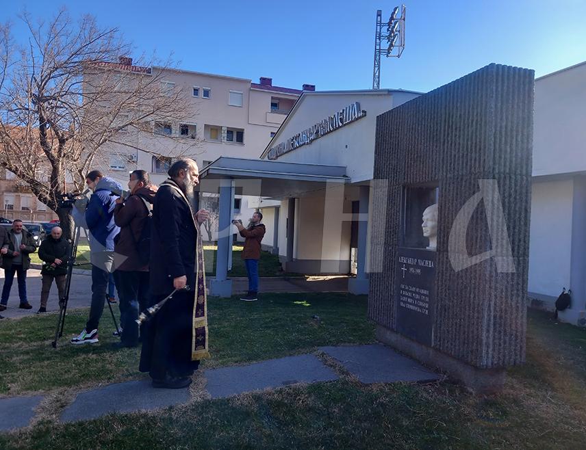 TРЕБИЊЕ, 16. ЈАНУАРА /СРНА/ - У Tребињу је данас служен парастос поводом 30 година од смрти најмлађег борца Tребињске бригаде Војске Републике Српске Александра Маслеше, сина јединца који је дао живот за одбрану Српске.