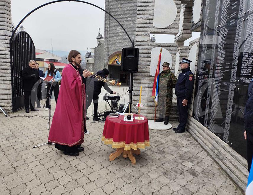 СРЕБРЕНИЦА, 16. ЈАНУАРА /СРНА/ - У Скеланима код Сребренице служен је парастос за 305 страдалих српских цивила и војника, као и убијене Србе из овог мјеста и сусједних села од којих је 69 настрадало на данашњи дан прије 32 године у нападу муслиманских снага.