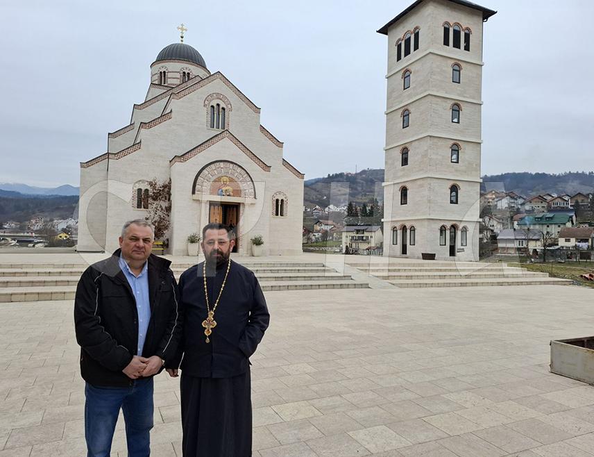 ВИШЕГРАД, 16. ЈАНУАРА /СРНА/ - Његово високопреосвештенство митрополит дабробосански Хризостом служиће на Богојављене, у недјељу, 19. јануара, Свету архијерејску литургију у Храму Светог цара Лазара у Андрићграду, након које ће бити организовано пливање за Часни крст у Дрини.