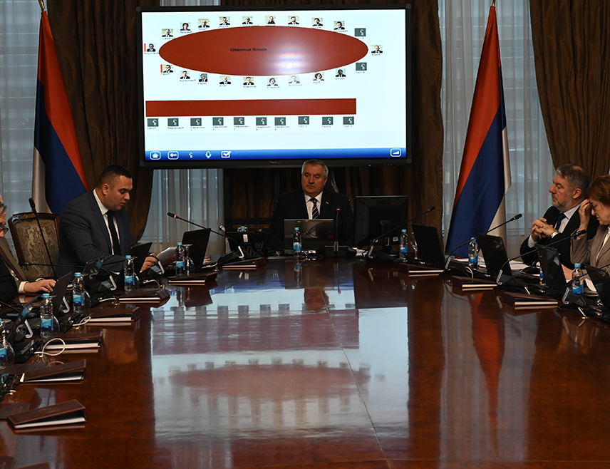 БАЊАЛУКА, 16. ЈАНУАРА /СРНА/ - Влада Републике Српске дала је сагласност Републичком секретаријату за расељена лица и миграције за утрошак 120.000 КМ за финансирање рјешавања проблема расељених лица и повратника у Српску и повратника у Федерацију БиХ.