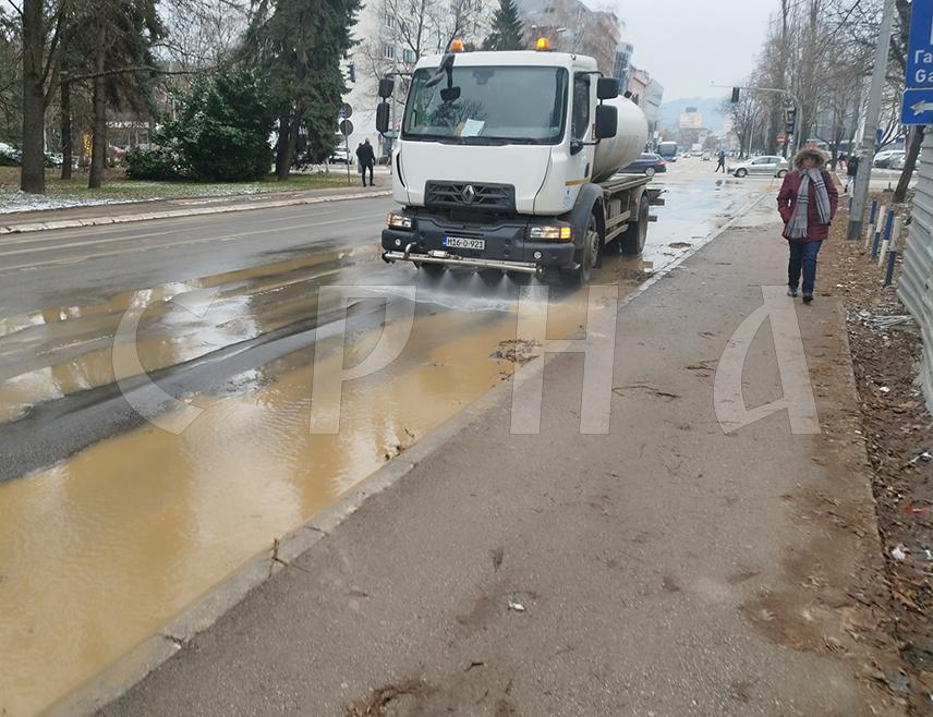 БАЊАЛУКА, 16. ЈАНУАРА /СРНА/ - Камион који је упао у рупу на путу у Бањалуци је извучен, а радници предузећа "Водовод" чисте дио раскрснице улица Вука Караџића и Првог крајишког корпуса.