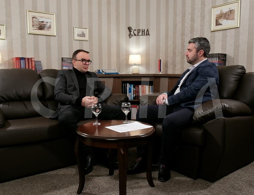 БАЊАЛУКА, 17. ЈАНУАРА /СРНА/ - Амбасадор БиХ у Србији Александар Врањеш оцијенио је за Срну да се пред Судом БиХ води виртуелна игра у којој су једини стварни актери предсједник Републике Српске Милорад Додик и вршилац дужности директора "Службеног гласника" Милош Лукић, док су сви остали измишљени и наметнути, нагласивши да ће све осим обустављања процеса одвести БиХ у стање из којег нема повратка.