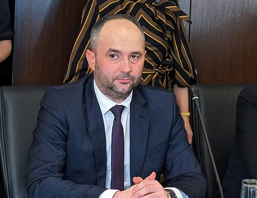 УГЉЕВИК, 16. ЈАНУАРА /СРНА/ - Директор Рудника и Термоелектране /РиТЕ/ "Угљевик" Дико Цвијетиновић изразио је увјерење да ће, уз подршку Владе Републике Српске, "Електропривреде" и ресорног министарства, превазићи проблеме који су задесили ову компанију, испунити неке од захтјева који су радници данас изнијели, те да ће врло брзо поново производити око 30 одсто електричне енергије у Републици Српској.