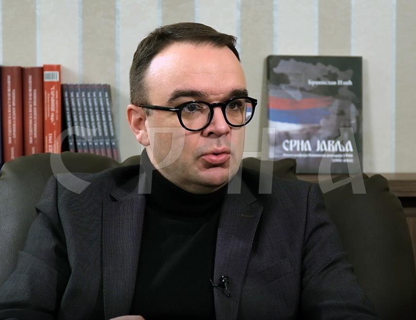 БАЊАЛУКА, 18. ЈАНУАРА /СРНА/ - Амбасадор БиХ у Србији Александар Врањеш рекао је за Срну да политичари из Федерације својим понашањем и реакцијама, што се видјело и приликом прославе Дана Републике, само скраћују вијек трајања БиХ, те навео да требају уважити реалност јер је Република Српска трајна и да ће увијек прослављати важне датуме.