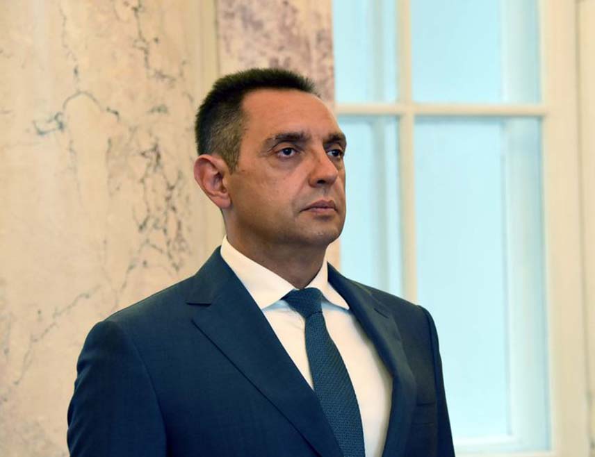 БЕОГРАД, 16. ЈАНУАРА /СРНА/ - Потпредсједник Владе Србије Александар Вулин је рекао да нико није љут на министра одбране у Савјету министара Зукана Хелеза што је подржао студенте у Србији јер, како каже, и нема бољег начина да се објасни колико је све што раде /студенти/ штетно по Србију.