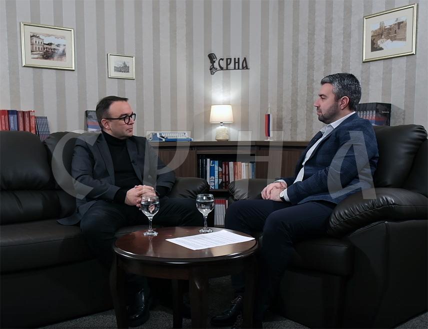 БАЊАЛУКА, 18. ЈАНУАРА /СРНА/ - Амбасадор БиХ у Србији Александар Врањеш рекао је за Срну да БиХ није у фокусу великих сила и да се бошњачки политички представници узалуд труде да наметну теме из прошлости јер се с тим више нико не бави, а говорећи о ирационалним потезима Сарајева рекао је да је било тешко објаснити због чега је Аљбин Курти примљен у Сарајеву као велики државник јер БиХ није признала самопроглашено Косово.