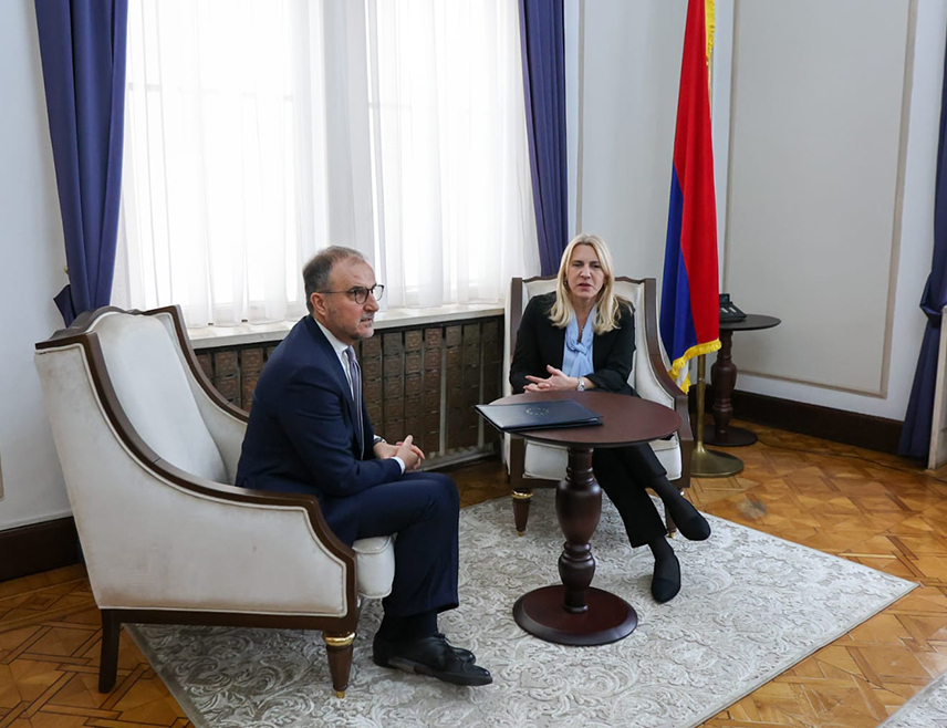 САРАЈЕВО, 16. ЈАНУАРА /СРНА/ - Српски члан и предсједавајућа Предсједништва БиХ Жељка Цвијановић разговарала је данас у Сарајеву са шефом Делегације ЕУ и специјалним представником ЕУ у БиХ Луиђијем Сореком о процесу европских интеграција.