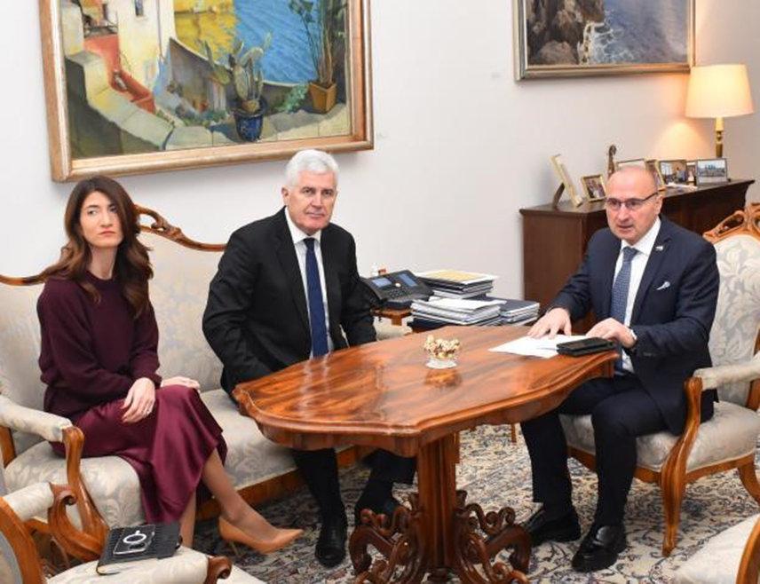 САРАЈЕВО, 16. ЈАНУАРА /СРНА/ - Министар иностраних и европских послова Хрватске Гордан Грлић Радман данас је у Загребу, у разговору са предсједавајућим Дома народа Парламентарне скупштине БиХ Драганом Човићем, потврдио снажну подршку Хрватске европској перспективи БиХ, нагласивши да Хрватска остаје снажан заговорник права Хрвата у БиХ на европском и свјетском нивоу.