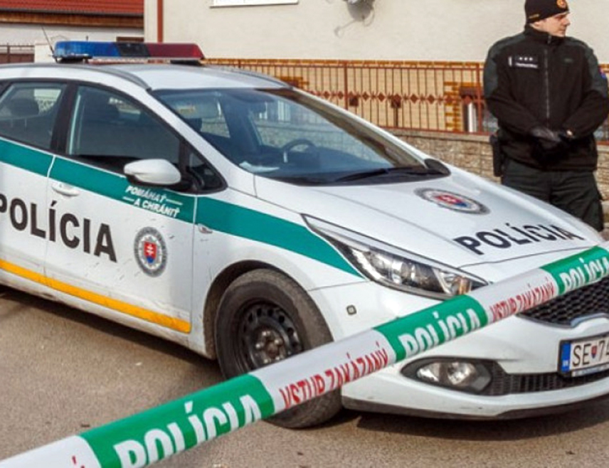 БРАТИСЛАВА, 16. ЈАНУАРА /СРНА-Ројтерс/ - Ученик је ножем убио наставницу и ученицу из свог разреда и повриједио још једну дјевојку у средњој школи на сјеверу Словачке, саопштили су званичници.