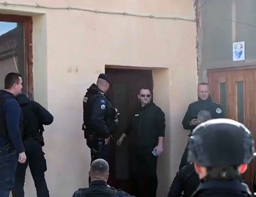 ПОДГОРИЦА, 16. ЈАНУАРА /СРНА/ - Tројица Никшићана, који су ухапшени на прослави славе Високих Дечана, пуштени су из притвора, јавила је Радио-телевизија Црне Горе.