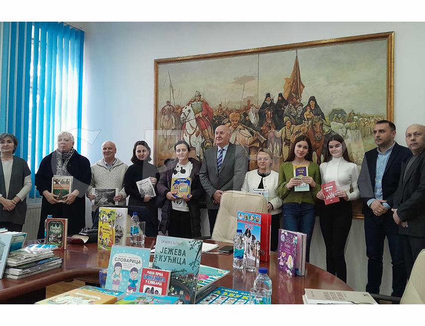 БРОД, 16. ЈАНУАРА /СРНА/ - Удружење матице, дијаспоре, Срба у региону и пријатеља Републике Српске "Корени", у сарадњи с истим удружењем из Србије, обезбиједило је више од 200 књига, које су данас у Броду уручене основним школама, обданишту "Бели анђео", Удружењу "Срећица" и Народној библиотеци "Бранко Ћопић".