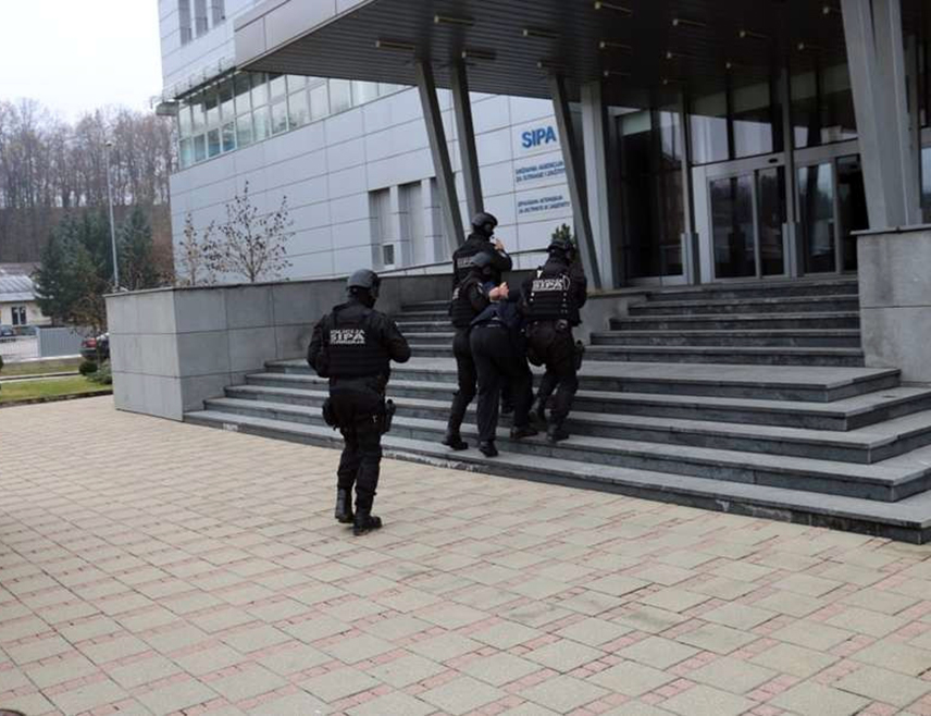ИСТОЧНО САРАЈЕВО, 17. ЈАНУАРА /СРНА/ - Припадници Агенције за истраге и заштиту /Сипа/ су на подручју Сарајева ухапсили два лица због постојања основане сумње да су починили кривично дјело неовлаштена производња и стављање у промет дроге.