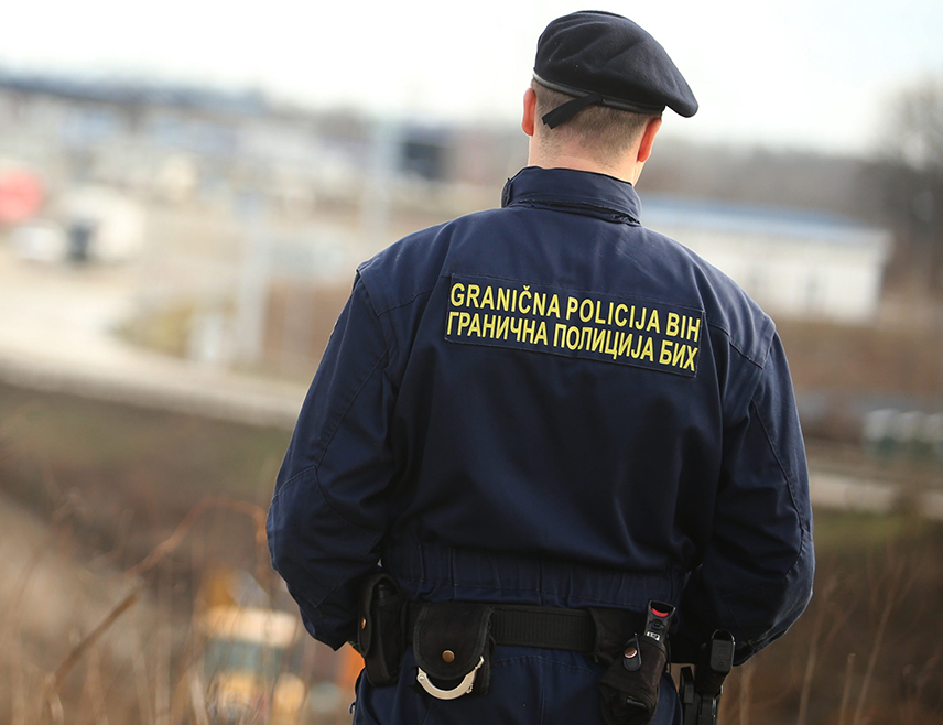 САРАЈЕВО, 17. ЈАНУАРА /СРНА/ - Држављанин Турске чији су иницијали М.Т. /38/ ухапшен је на сарајевском аеродорму јер је утврђено да је за њим Интерпол Висбаден расписао потјерницу због кривичних дјела у вези са дрогом и пријетњама, саопштено је из Граничне полиције БиХ.
