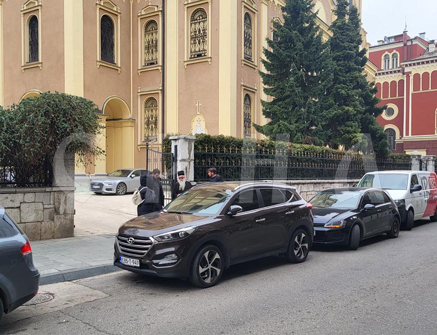 САРАЈЕВО, 17. ЈАНУАРА /СРНА/ - Улаз у просторије зграде Митрополије дабробосанске у Сарајеву свакодневно блокирају аутомобили да би на тај начин малтретрали митрополита, Цркву и вјернике, рекао је Срни Његово високопреосвештенство митрополит дабробосански Хризостом.