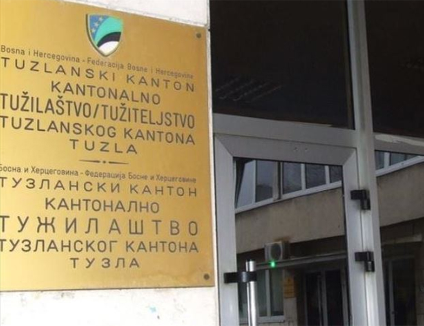 ТУЗЛА, 17. ЈАНУАРА /СРНА/ - Кантонално тужилаштво у Тузли предложило је једномјесечни притвор за Аднана Куносића /37/ и Санела Муминовића /42/ због сумње да су починили разбојништво над седамдесетрогодишњаком коме су у једној згради у Тузли отели новчаник са новцем, банковном картицом и документима.
