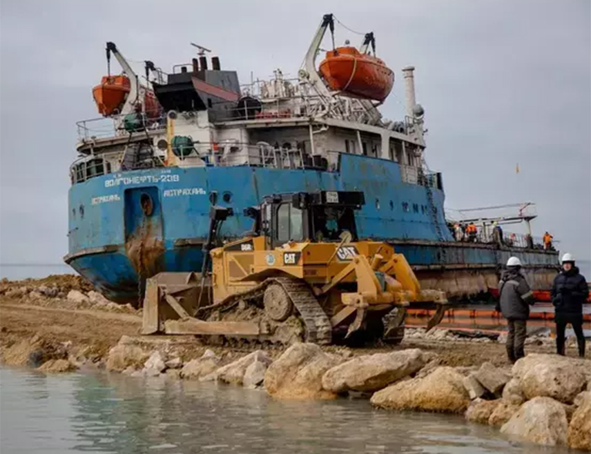 КРАСНОДАР, 17. ЈАНУАРА /СРНА - РИА Новости/ - Извлачење нафте из танкера "волгоњефт-239" који је потонуо у Црно море требало би да буде завршено до краја мјесеца, изјавио је шеф руске Службе за спасавање на мору Виктор Чернов.