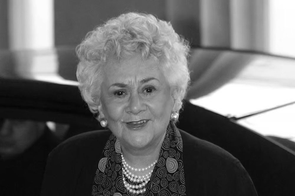 ЛОНДОН, 17. ЈАНУАРА /СРНА-Ројтерс/ - Британска глумица Џоун Плаурајт, добитник два "Златна глобуса" и награде "Тони", преминула је у 96. години, саопштила је њена породица.