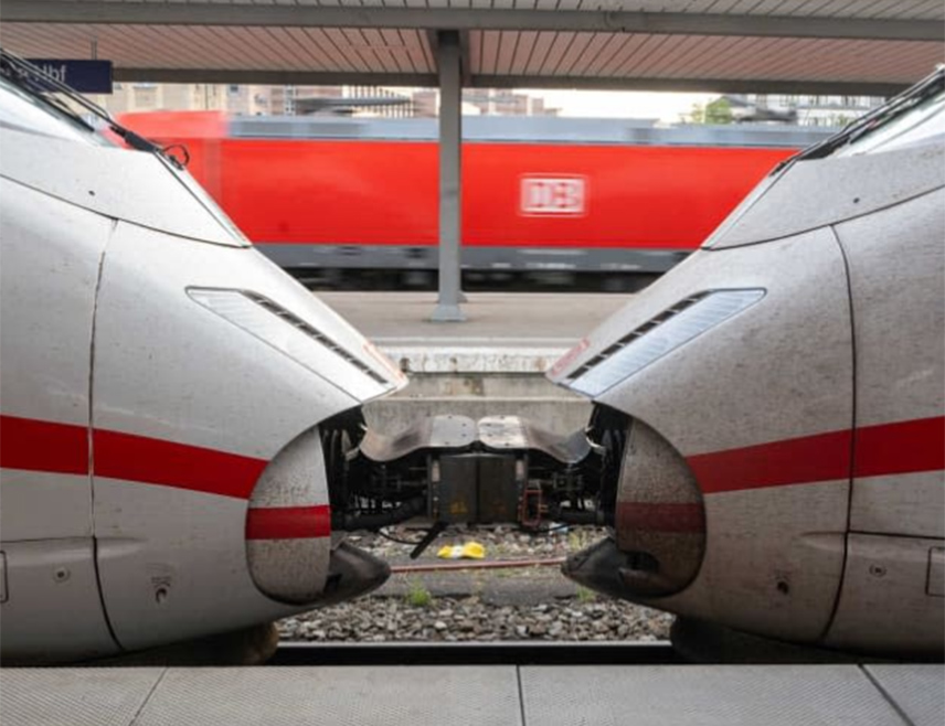 БЕРЛИН, 17. НОВЕМБРА /СРНА/ - Мушкарац који је путовао брзим возом у Њемачкој ухватио се за спољне дијелове вагона пошто није успио да се врати послије паузе за цигарету и неким чудом је преживио брзину од 282 километра на час, саопштила је полиција.