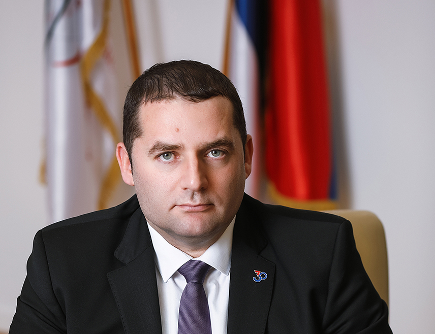 БАЊАЛУКА, 17. ЈАНУАРА /СРНА/ - Директор Републичке управе за геодетске и имовинско-правне послове /РУГИПП/ Драган Станковић рекао је Срни да је власник земљишта које је продато на Јахорини била Република Српска, као и да је све урађено у складу са законом.