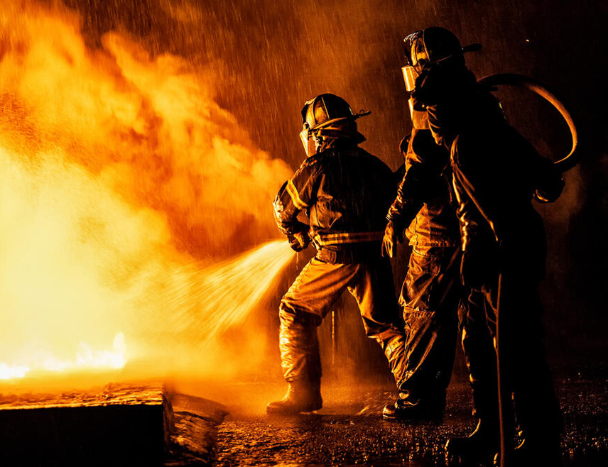 САН ФРАНЦИСКО, 17. ЈАНУАРА /СРНА/ - Око 1.700 људи евакуисано је на сјеверу Калифорније, а главни ауто-пут је затворен због пожара у једној од највећих свјетских фабрика батерија, током којег је ослобођен токсични дим, саопштили су званичници.