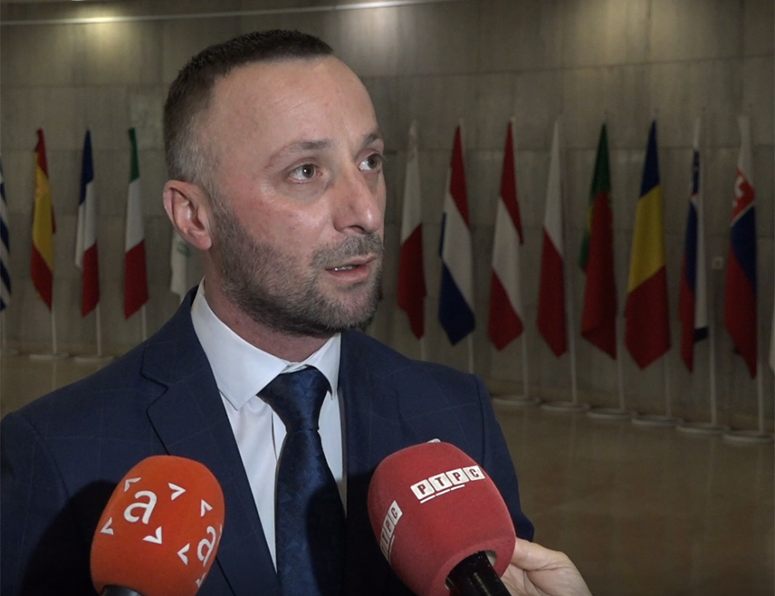 ИСТОЧНО САРАЈЕВО, 18. ЈАНУАРА /СРНА/ - Посланик СНСД-а у Представничком дому Парламентарне скупштине БиХ Милорад Којић изјавио је Срни да одлазећа америчка администрација покушава да уруши уставни поредак БиХ са намјером да се девастира Република Српска, а да то показују и посљедње санкције Канцеларије за контролу стране имовине Министарства финансија САД /ОФАЦ/.