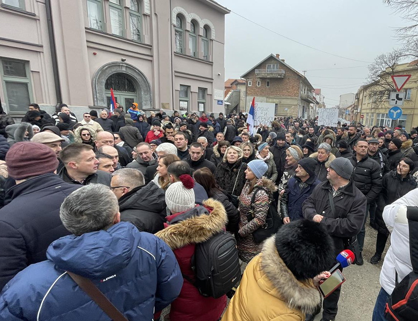 БИЈЕЉИНА, 18. ЈАНУАРА /СРНА/ - Функционери и присталице СДС-а су током протеста испред зграде Окружног јавног тужилаштва у Бијељини због задржавања у притвору градоначелника Бијељине Љубише Петровића срушили ограду ове правосудне институције током нагуравања са припадницима полиције које су том приликом вријеђали.