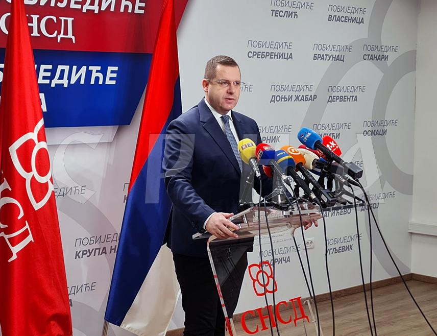 БАЊАЛУКА, 18. ЈАНУАРА /СРНА/ - Нови пакет санкција одлазеће америчке администрације није ништа друго него наставак удара на Републику Српску и покушај наметања приче како Српска није основана како то чињенице и историја кажу 9. јануара 1992. године, прије рата и прије било каквих незаконитих и противуставних референдума о независности БиХ и њеном антиуставном отцјепљењу од Југославије, рекао је портпарол СНСД-а Радован Ковачевић.