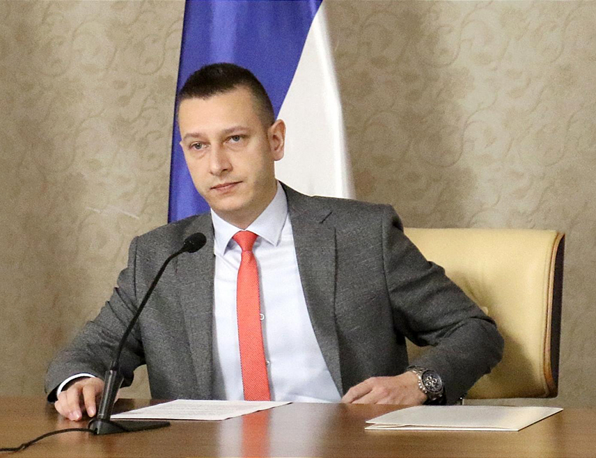 САРАЈЕВО, 19. ЈАНУАРА /СРНА/ - Замјеник министра одбране у Савјету министара Александар Гогановић позвао је Зукана Хелеза да престане да води глобалну политику, већ да се посвети свом послу гдје прима плату.