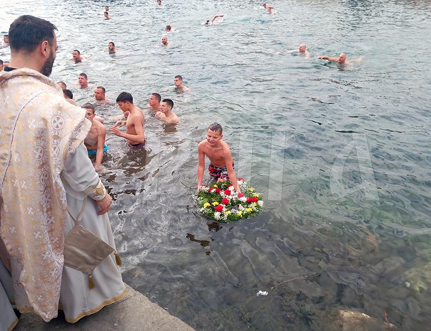 TРЕБИЊЕ, 19. ЈАНУАРА /СРНА/ - Дванаестогодишњи Алексеј Будинчић побједник је традиционалног богојављенског пливања за Часни крст у Tребишњици у којем је учествовало више стотина грађана.
