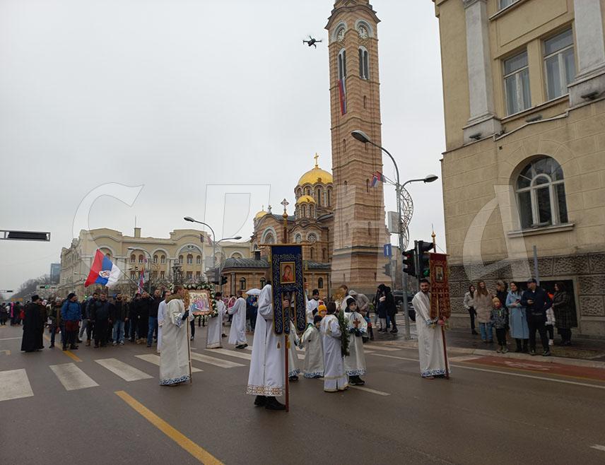 БАЊАЛУКА, 19. ЈАНУАРА /СРНА/ - Велики број вјерника кренуо је у богојављенској литији испред Саборног храма Христа Спаситеља у Бањалуци према градском мосту гдје ће бити одржано пливање за Часни крст у Врбасу.