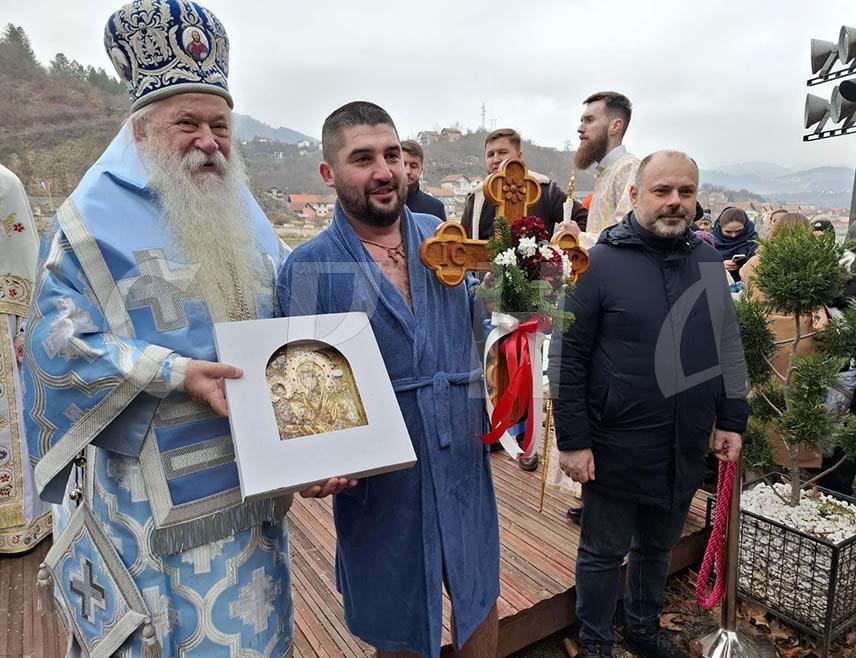 ВИШЕГРАД, 19. ЈАНУАРА /СРНА/ - Миро Жужа побједник је богојављенског пливања за Часни крст одржаног на ријеци Дрини испод вишеградске ћуприје.