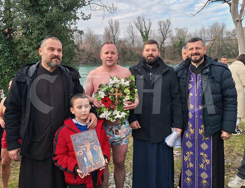 МОСTАР, 19. ЈАНУАРА /СРНА/ - У традиционалном пливању за Часни крст у ријеци Неретви у мостарском насељу Ортијеш данас је учествовало тридесетак момака и једна дјевојка, а до крста је први допливао Зоран Крњеушић.