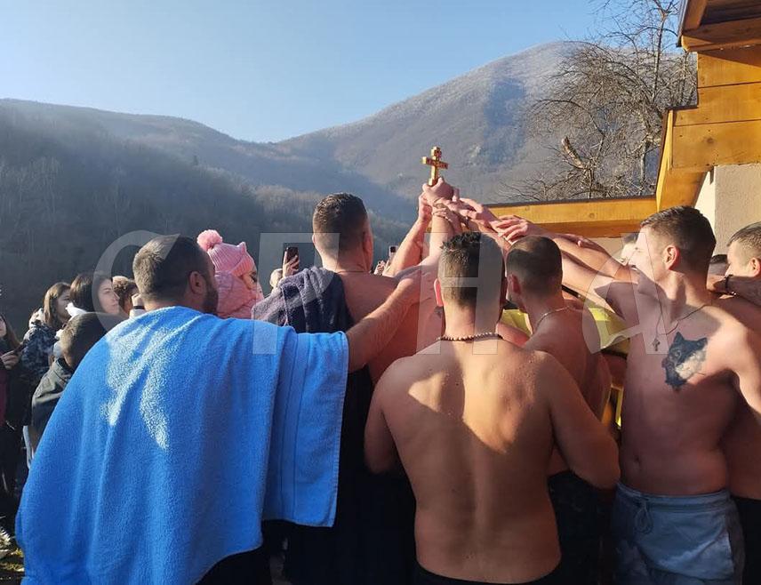 РУДО, 19. ЈАНУАРА /СРНА/ - Дванаестогодишња Николина Вуковић прва је допливала до Часног крста међу 38 учесника богојављенског пливања на Лимском језеру у Сетихову код Рудог.