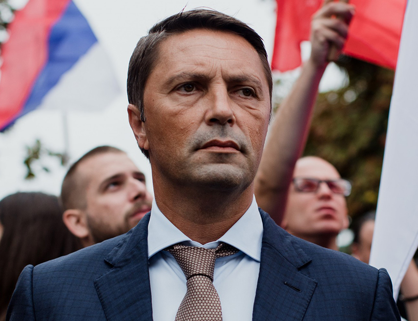 БАЊАЛУКА, 20. ЈАНУАРА /СРНА/ - Лидер Републичке странке Српске Славен Ристић честитао је Окружном јавном тужилаштву у Бијељини што је наредбом о спровођењу истраге против градоначелника Љубише Петровића показало храброст и одлучност да ради у интересу грађана и закона упркос, како је навео, притиску и медијским спиновима који су разоткрили интересну везу појединих центара моћи са обје стране Дрине, али и са обје стране ентитетске границе.