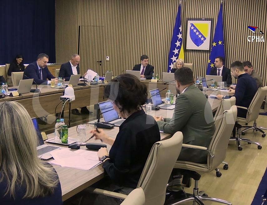 САРАЈЕВО, 20. ЈАНУАРА /СРНА/ - Сједница Савјета министара почела је у Сарајеву, а према раније предложеном дневном реду, министри би требало да расправљају о приједлозима одлука о одобравању вишегодишњих пројеката међу којима и модернизација и занављање наоружања и војне опреме Оружаних снага БиХ.