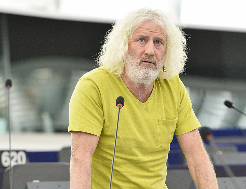 ДАБЛИН, 20. ЈАНУАРА /СРНА/ - Међународно право згажено је када је ратна машина НАТО-а извршила илегалну инвазију на Србију, зарад циљева западног империјализма, а српски тенисер Новак Ђоковић је имао петљу да их прозове због тога, истакао је ирски политичар и бивши члан Европског парламента Мик Волас.