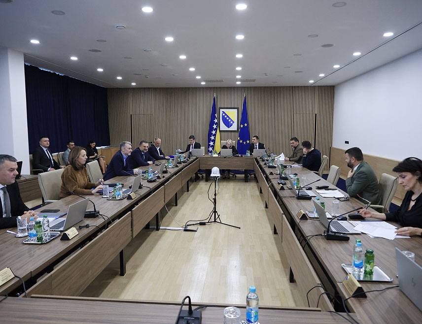 САРАЈЕВО, 21. ЈАНУАРА /СРНА/ - Савјет министара на данашњој сједници у Сарајеву упознао се о Захтјеву за иницирање гласања о реконструкцији Савјета министара, који је доставио Представнички дом Парламентарне скупштине БиХ, након што је захтјев за смјену министра безбједности Ненада Нешића потписало 17 посланика лично и један у име Клуба посланика овог дома.