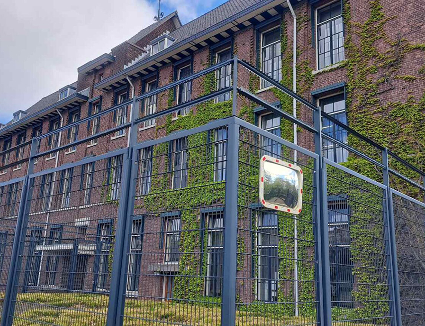 ХАГ, 20. ЈАНУАРА /СРНА/ - Бивши званичник УНМИК-а Хансјерг Штромајер изјавио је, свједочећи пред Специјалним судом у Хагу, да је током његове службе на Косову и Метохији од јуна до септембра 1999. било инцидената и навео да је видио како српски брачни пар одлази из Приштине након што су бачени молотовљеви коктели на њихову зграду.