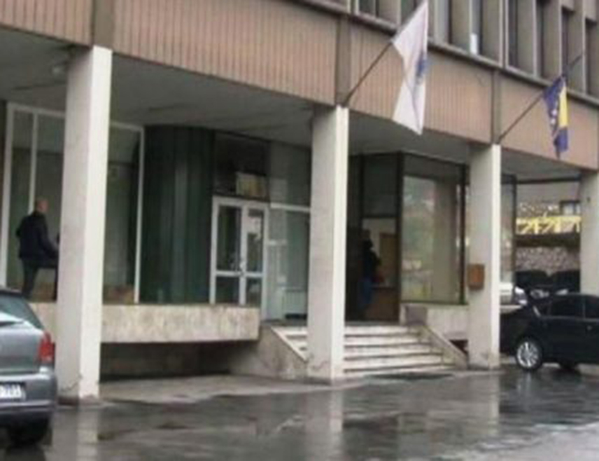 САРАЈЕВО, 21. ЈАНУАРА /СРНА/ - У саобраћајној незгоди на магистралном путу у мјесту Хеце код Зенице, у којој су учествовала два возила, повријеђен је један од возача који је превезен у зеничку Кантоналну болницу.