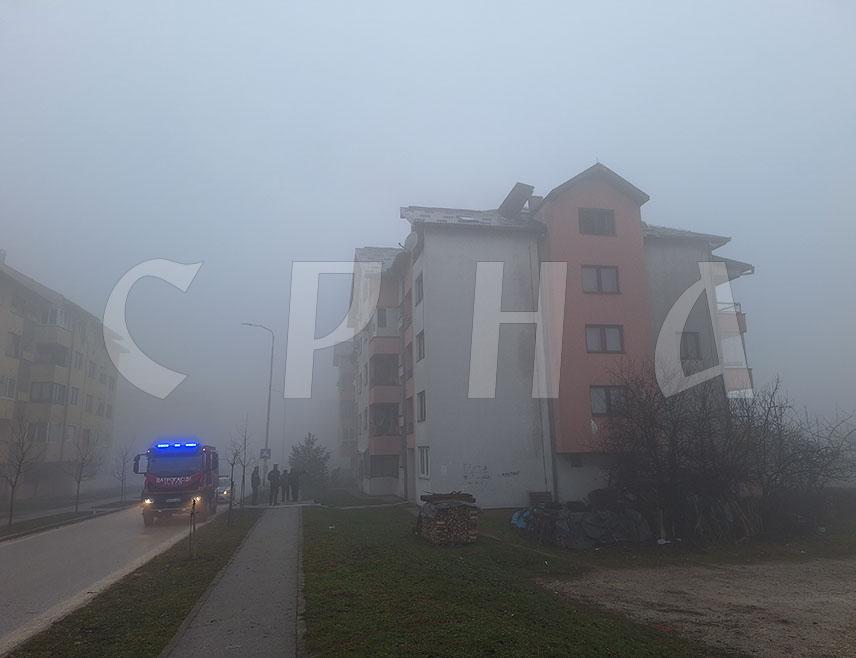 ИСТОЧНО САРАЈЕВО, 22. ЈАНУАРА /СРНА/ - Припадници Територијалне ватрогасне јединице Источно Сарајево јутрос су угасили пожар који је захватио кров зграде у Бесаровића улици у Источној Илиџи, потврдио је Срни старјешина Територијалне ватрогасне јединице Источно Сарајево Његош Вукадин.