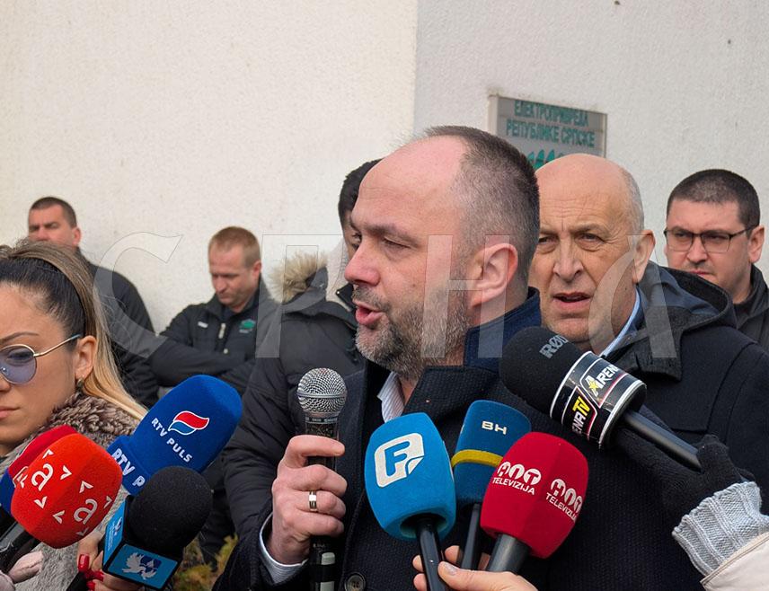 УГЉЕВИК, 22. ЈАНУАРА /СРНА/ - Директор Рудника и термоелектране /РиТЕ/ "Угљевик" Дико Цвијетиновић позвао је данас раднике на протесту да наставе са радом и истакао да су створени услови за несметане рударске радове док траје рјешавање враћања концесије на поље "Исток два", које је отпочело много раније и сада је интензивирано.