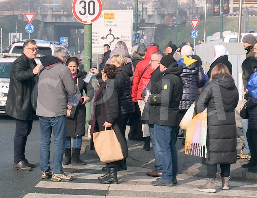 САРАЈЕВО, 22. ЈАНУАРА /СРНА/ - Привредници у Федерацији БиХ /ФБиХ/ данас су на протестном скупу испред зграде федералне Владе у Сарајеву исказали неслагање са одлуком о повећању минималне плате са 619 КМ на 1.000 КМ и затражили да се заустави повећање доприноса и намета.