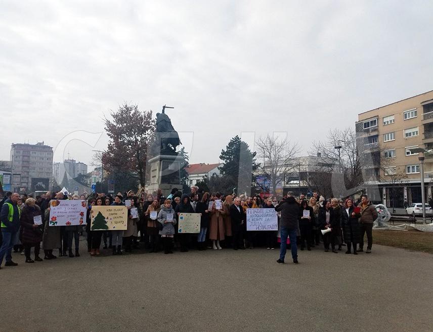 БИЈЕЉИНА, 22. ЈАНУАРА /СРНА/ - Радници Дјечијег вртића "Чика Јова Змај" у Бијељини, који брину о 900 дјеце, на данашњем протесту испред Градске управе најавили су градоначелнику Љубиши Петровићу генерални штрајк 1. фебруара уколико им не буде исплаћена децембарска плата.