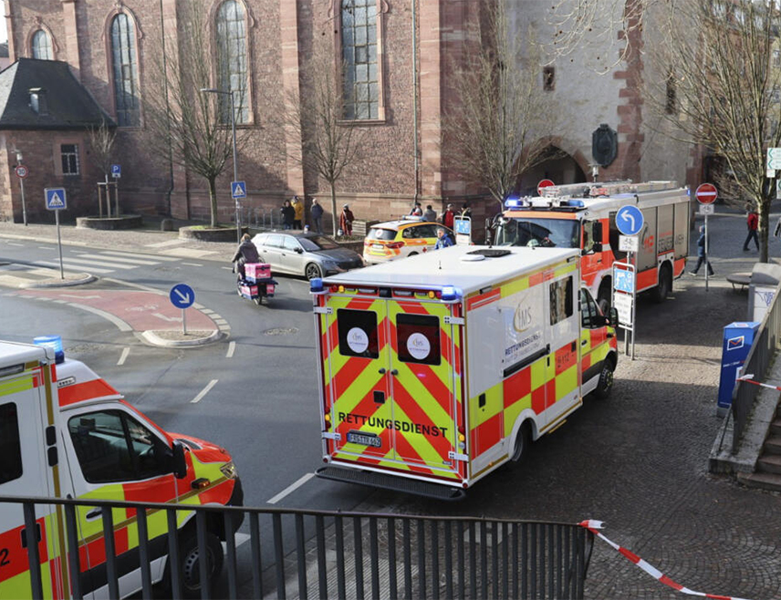 БЕРЛИН, 22. ЈАНУАРА /СРНА-Ројтерс/ - Двадесетосмогодишњак из Авганистана ухапшен је након напада ножем у парку у њемачком граду Ашафенбург у којем су убијени одрасла особа и дијете, саопштено је из полиције.